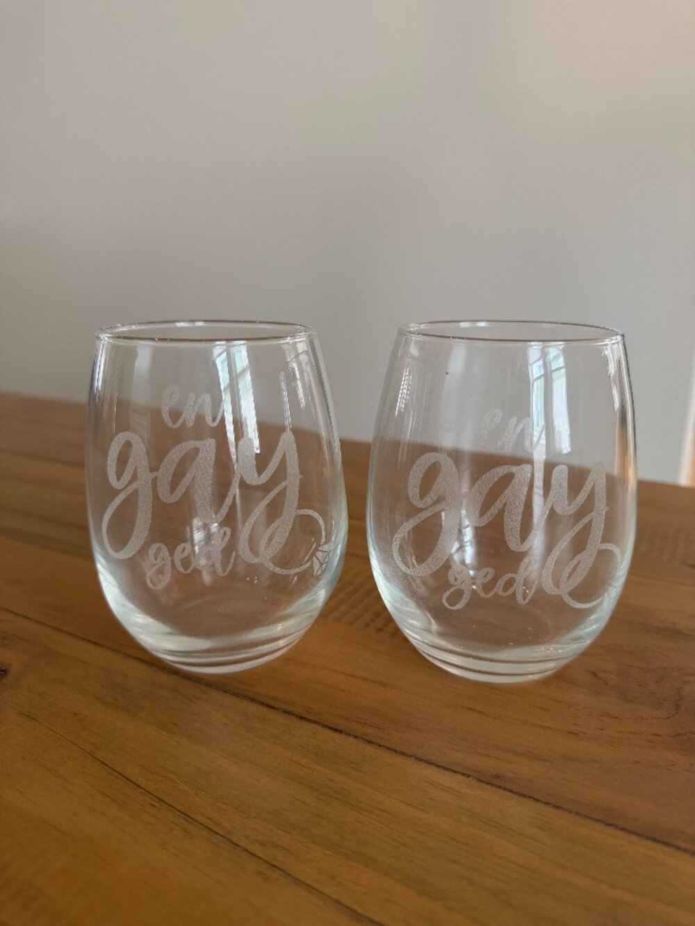 Set of 2 "en(gay)ged" stemless wine glasses